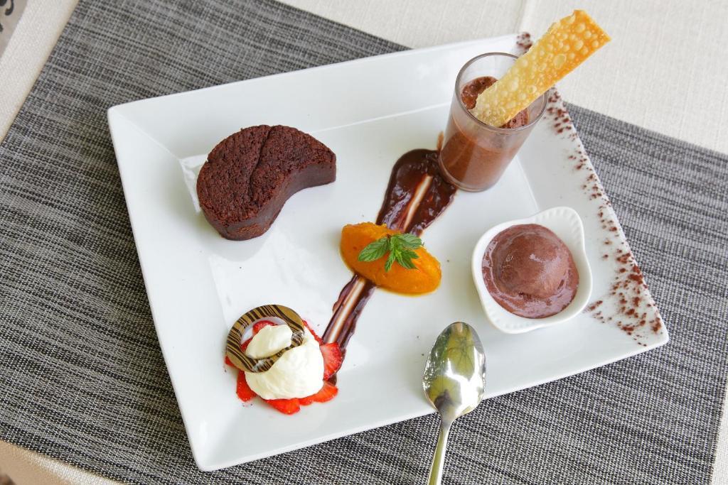 Logis Hotel & Spa Dejeunez Sous L'Arbre Rousset  Eksteriør bilde