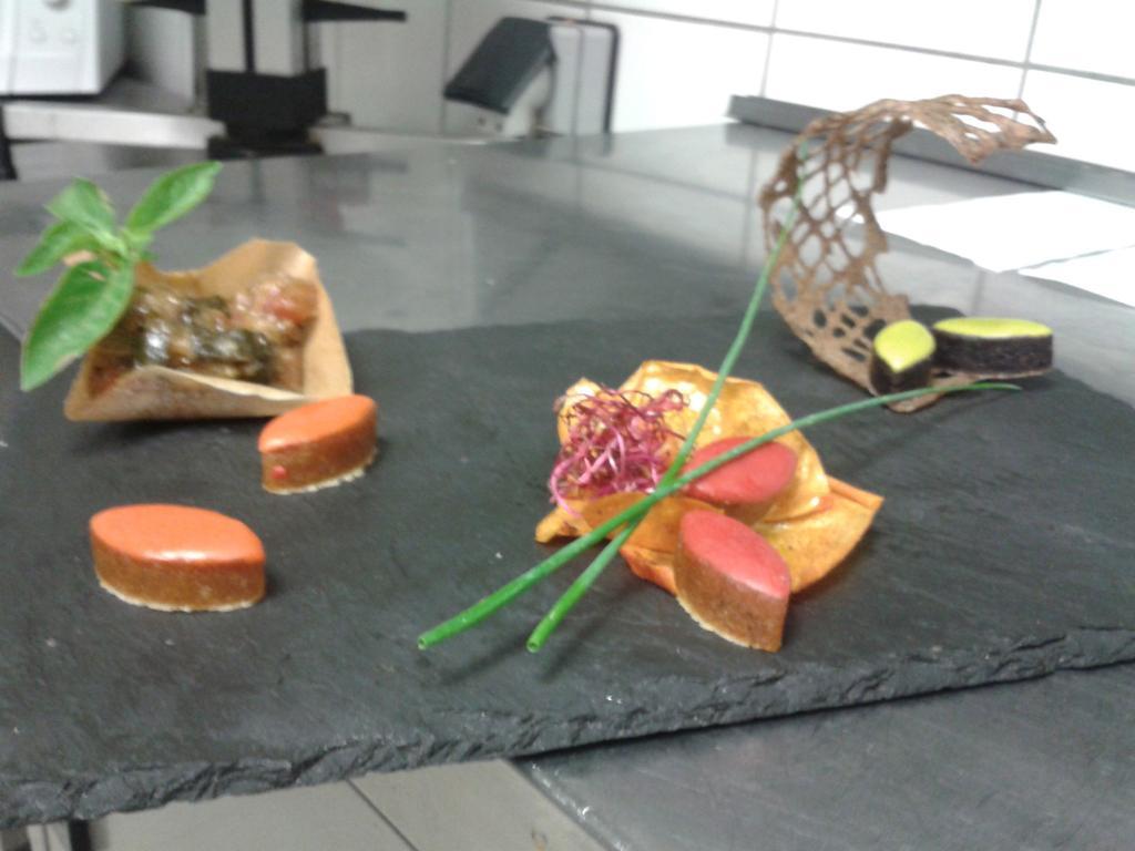 Logis Hotel & Spa Dejeunez Sous L'Arbre Rousset  Eksteriør bilde